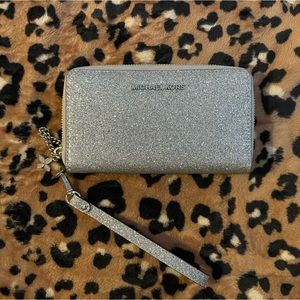 Michael Kors smartphone wristlet